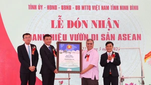 Jerome Montemayor, Executive Director of the ASEAN Centre for Biodiversity, presented the ASEAN Heritage Park certificate to Xuan Thuy National Park.