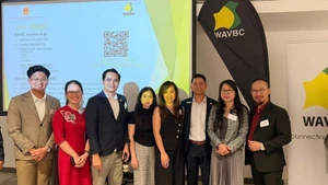 Vietnamese Consul General in Perth Nguyen Thanh Ha (second from right) and business representatives at the forum (Photo: VNA)