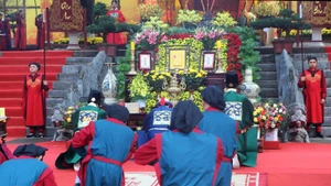 Reenactment of the ritual of offering calendars to the King at Thang Long Imperial Citadel. (Photo: NDO)