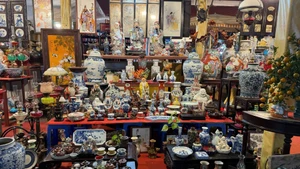 The antique and imitation antique market opens along Hang Luoc–Hang Ma Streets once a year from the 23rd day to 28th day of the twelfth lunar month.