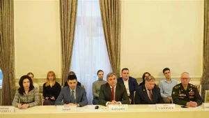 Vice Chairman of Saint Petersburg’s Committee for External Relations Vyacheslav Kalganov (centre) at the roundtable discussion on outcomes of the 14th National Congress of the Communist Party of Viet Nam. (Photo: VNA)