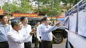 National Assembly Chairman Tran Thanh Man (first, right) inspects a polling station in Ninh Kieu ward, Can Tho city. (Photo: VNA)
