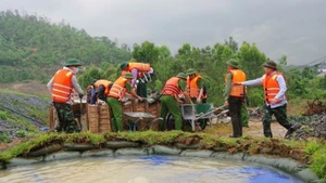 Practising civil defence for responding to incidents relating to dykes and reservoirs. (Photo: VNA)