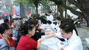 Elderly citizens have their blood pressure checked (Photo: VNA)