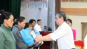 Ho Chi Minh City leaders presented health insurance cards and gifts to disadvantaged people in the area. (Photo: NDO)