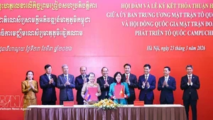 At the signing ceremony between the Viet Nam Fatherland Front Central Committee and the National Council of the Solidarity Front for the Development of Cambodia Motherland (Photo: VNA)