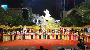 Delegates cut ribbon to open Nguyen Hue Flower Street. (Photo: HUU LONG).
