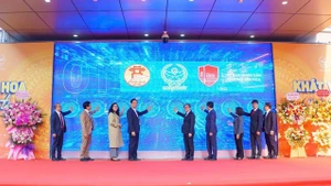 Teachers introduce students to the use of the digital school management system. (Photo: NDO)