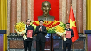 President Luong Cuong presents the appointment decisions to Deputy Chief Justices of the Supreme People's Court. (Photo: THUY NGUYEN)