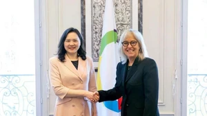 Vietnamese Ambassador Nguyen Thi Van Anh (L), Permanent Representative of the State President to the Permanent Council of La Francophonie, and Administrator of the International Organisation of La Francophonie (OIF) Caroline St-Hilaire at the meeting in Paris on March 12. (Photo published by VNA)