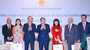 PM Pham Minh Chinh (centre) presents gifts to the Vietnamese community in Russia at the meeting in Moscow on late March 22 (local time). (Photo: VNA)