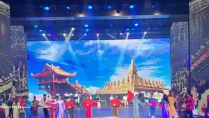 Vietnamese and Lao artists present performances honouring the great friendship, special solidarity, and comprehensive cooperation between the two countries. (Photo: VNA)