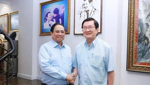 Prime Minister Pham Minh Chinh (left) extends New Year greetings to former State President Truong Tan Sang. (Photo: VNA)