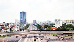 The Nhon-Ha Noi Station metro line (Nhon-Cau Giay elevated section) has been put into operation, making a significant contribution to reducing emissions from private vehicles. (Photo: MY HA/NDO)