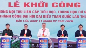 Party General Secretary To Lam (C) and other delegates press the button to break ground for the Ea Rok Primary and Secondary Boarding School project. (Photo: VNA)