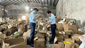 Illustrative photo: The market surveillance force of Quang Ninh Province inspects a warehouse storing over 47,000 smuggled products operated via online software. (Photo: HOANG YEN/NDO)