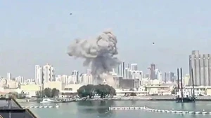 Plumes of smoke could be seen rising from the Naval Support Activity in Bahrain on February 28. About 100 Vietnamese workers are employed in the Middle East nation (Photo: AFP)
