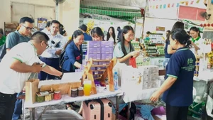 The fair attracts a large number of consumers. (Photo: NDO)