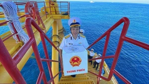 Officers and soldiers of the 2nd Naval Region carry ballot boxes to the offshore platform in preparation for the election. (Photo: NDO)