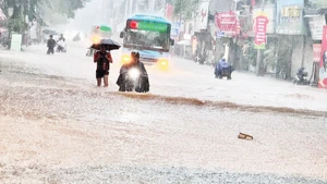 Flooding on Kham Thien Street, Ha Noi, following heavy rain in September 2025. (Photo: TL)