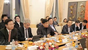 Deputy Prime Minister Nguyen Chi Dung (third, left) speaks at the working session with staff of the Vietnamese Embassy, members of the Viet Nam–Germany Innovation Network (VGI), and Vietnamese experts, intellectuals and entrepreneurs in Germany and across Europe (Photo: VNA)