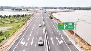 The Can Tho–Ca Mau Expressway (the Can Tho–Hau Giang component) has been put into operation, helping to strengthen connectivity between Can Tho and the Mekong Delta. (Photo: NDO)