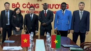 Deputy Minister Truong Thanh Hoai and leaders of units under the ministry and the working delegation of the Embassy of Burkina Faso to China, concurrently accredited to Viet Nam. (Photo: NDO)