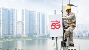 Viettel technicians install a 5G base station. (Photoo: NDO)