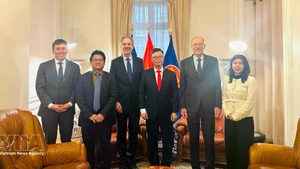 Vietnamese Ambassador to France Trinh Duc Hai (third from right) poses for a photo with leaders of MEDEF International, including Benoit Clocheret (third from left), Vice President of MEDEF International, Chairman of the France–Viet Nam Business Council, and Executive Chairman of Artelia Group. (Photo: VNA)