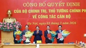 PM Pham Minh Chinh (centre) presents the decisions on personnel affairs to officials on March 3. (Photo: VNA)