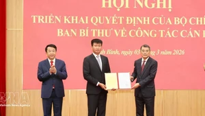 Le Minh Hung, Politburo member, Secreary of the Party Central Committee and Chairman of the committee's Organisation Commission (R) presents the appointment decision to Tran Huy Tuan. (Photo: VNA)