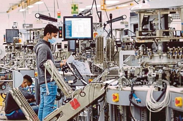 Malaysian businesses remain upbeat despite signs of downward moderation in the fourth quarter, with a confidence indicator of 3.2 percent, an official survey showed Tuesday.