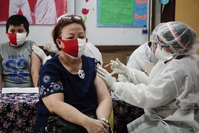 Indonesian authorities are calling those over 60 years old who had their first COVID-19 vaccine booster shots over six months ago to immediately get the second booster dose amid a new infection wave.