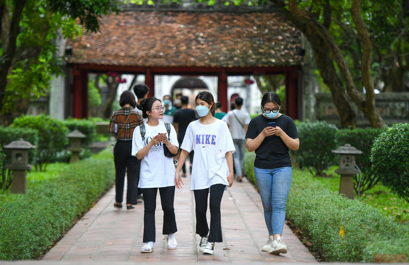 Using a face mask became optional on Monday for schoolchildren in Peru, for the first time since in-person classes resumed in late March.