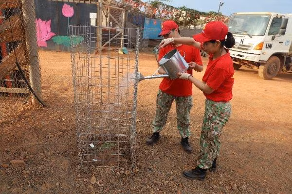 During more than two hours, the intense heat of Bentiu can not reduce the enthusiasm of Vietnamese “blue beret” soldiers.