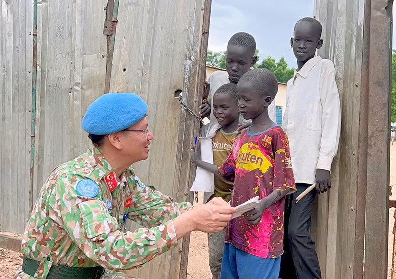 Lieutenant Colonel Vu Minh Duong - Commanding Officer of Level-2 Field Hospital No.4 presents gifts to local people in South Sudan.