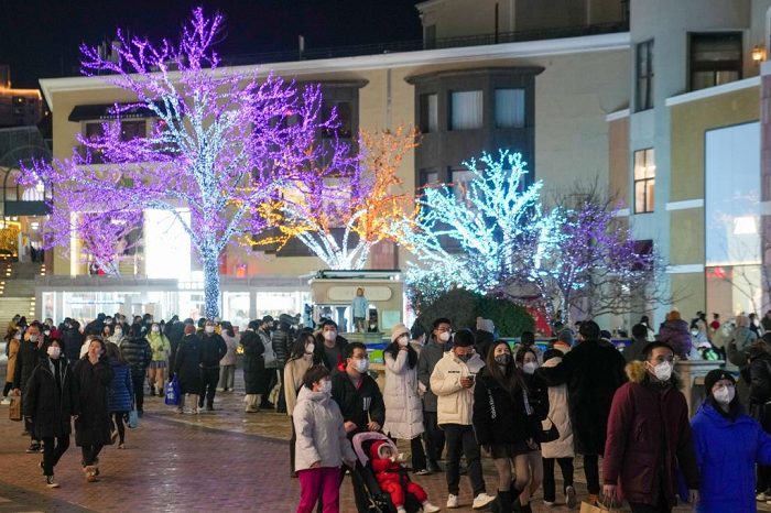 People enjoy leisure time at a business center in Beijing, capital of China, Dec. 24, 2022. In recent days, business areas in Beijing have bustled again as the epidemic prevention and control measures have been optimized in line with the evolving epidemic situation. (Photo: Xinhua)