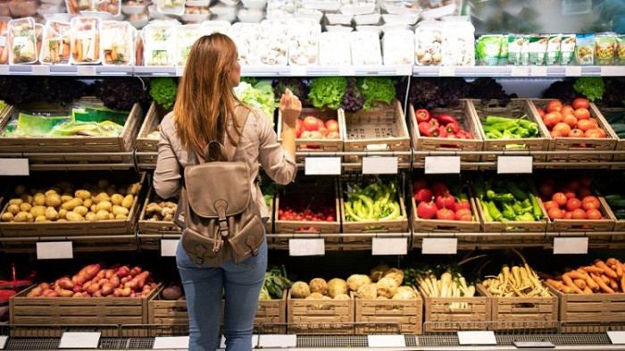 Global food prices rose for the first time in seven months in March, the United Nations Food and Agriculture Organization (FAO) reported Friday, with a dramatic increase in prices for vegetable oil setting the pace.