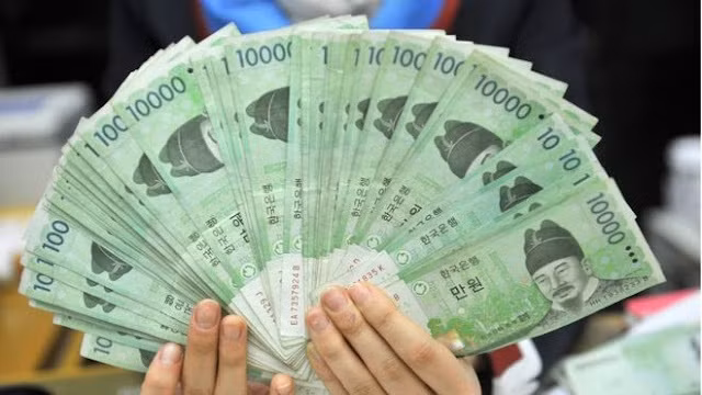 South Korea's labor ministry said Monday that it confirmed the raise of minimum wage for next year by 1.7 percent. The compulsory hourly minimum wage for 2025 was set at 10,030 won (7.39 USD), up 1.7 percent compared with this year's 9,860 won (7.26 dollars), according to the Ministry of Employment and Labor.