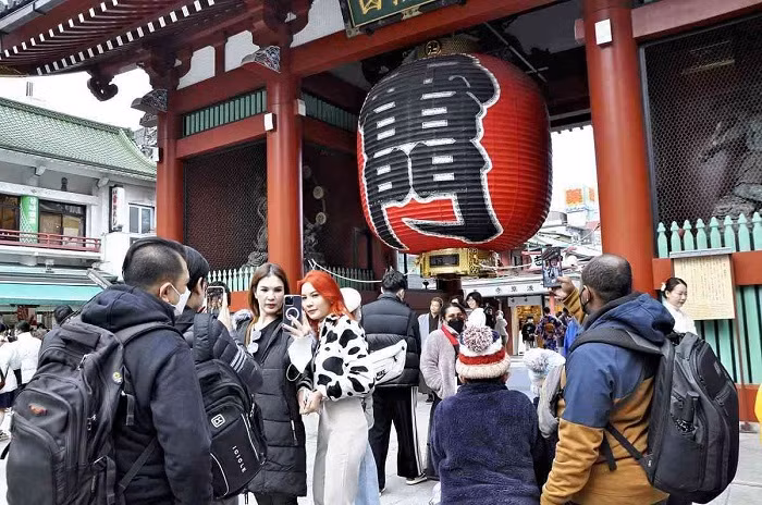 Tourists from overseas pose for photo in Asakusa, Tokyo. (File Photo: Yomiuri Shimbun).