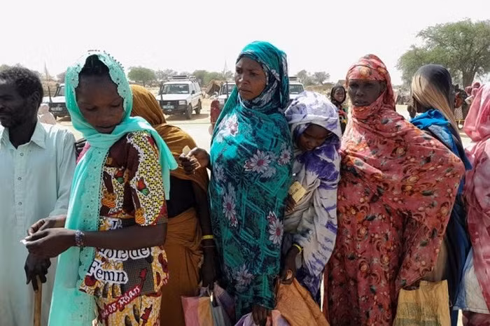 Sudanese refugees who have fled the violence in their country gather to receive food supplements from World Food Programme (WFP), near the border between Sudan and Chad, in Koufroun, Chad April 28, 2023. (File Photo: Reuters)