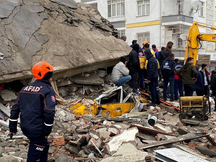 People search through rubble following a magnitude 7.8 earthquake in Diyarbakir, Turkey February 6, 2023. (Photo: Reuters)