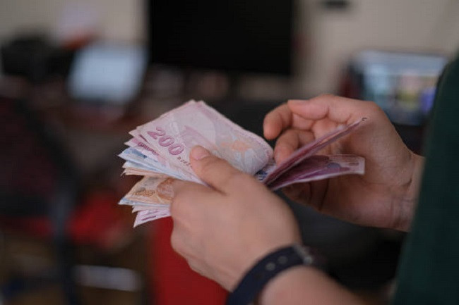 Turkey's lira plunged 7% to a record low on Wednesday in its biggest daily selloff since a historic 2021 crash, a move traders said is a "strong signal" that Ankara is moving away from state controls toward a freely traded currency.