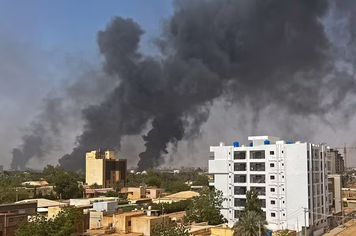 Smoke billows above residential buildings as fighting raged for a second day in battles between rival generals in Khartoum, Sudan, April 16, 2023. (Photo: AFP)
