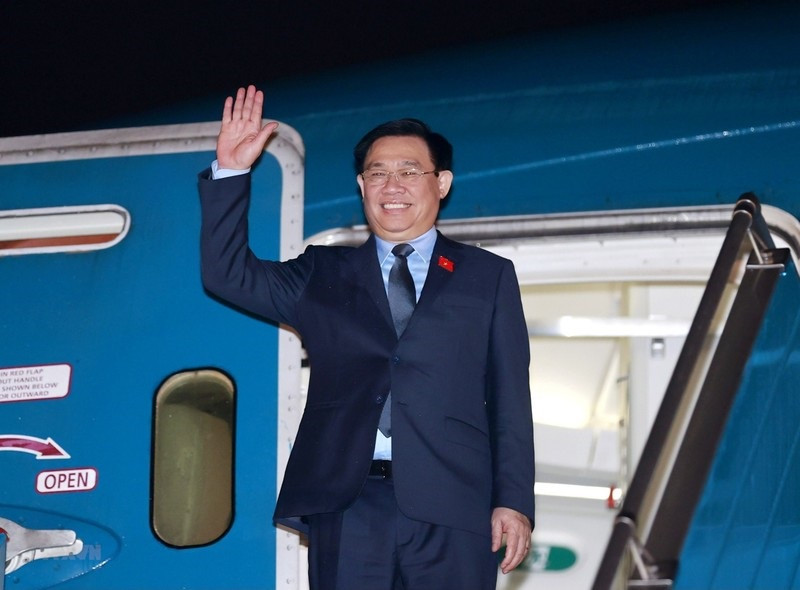 NA Chairman Vuong Dinh Hue at the Noi Bai International Airport (Photo: VNA)