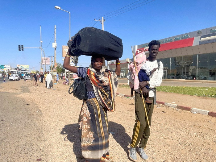People gather at the station to flee from Khartoum during clashes between the paramilitary Rapid Support Forces and the army in Khartoum, Sudan April 19, 2023. (Photo: Reuters)