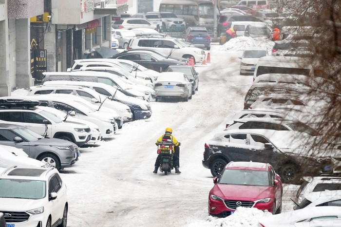 A deliveryman rides in snow in Harbin, Northeast China's Heilongjiang province, Nov 16, 2023. (Photo: Xinhua)