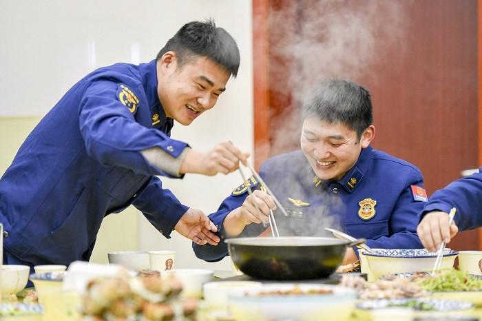 Firefighters have a meal at a fire station in Taizhou city, East China's Jiangsu province, Jan 28, 2025. Dining with family members in a reunion meal has been a cherished tradition for the Chinese on the eve of the Spring Festival, which falls on Jan. 29 this year. (Photo: Xinhua)