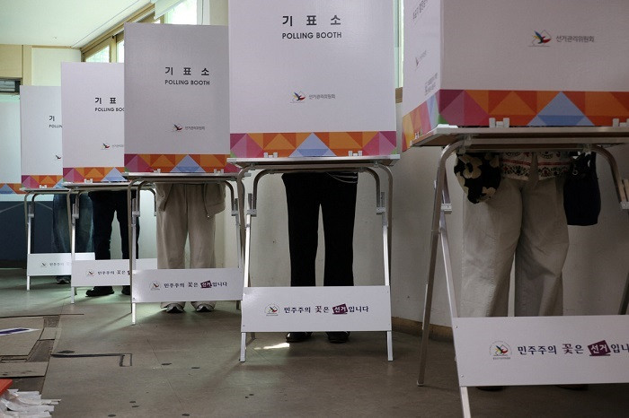 Early voting began on Thursday for Republic of Korea's snap presidential election scheduled for June 3. The early voting, which was adopted in 2013 and first applied to the 2014 local election, will be carried out for two days through Friday.