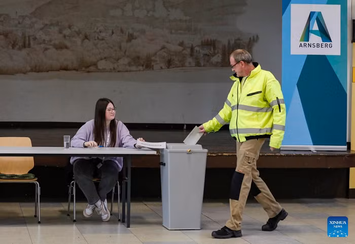 A voter casts his ballot at a polling station in Arnsberg, Germany, Feb. 23, 2025. German voters went to polls Sunday to decide the composition of the next Bundestag, the country's lower house of parliament. (Photo: Xinhua)